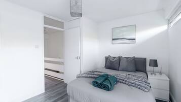 2 bedrooms, desk, iron/ironing board, WiFi