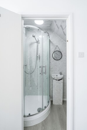 Dusche, Haartrockner, Handtücher, Seife