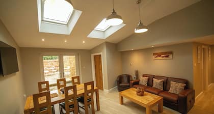 Banwell-luxury 4 bedroom cottage in Oxfordshire: families, groups, pets, wi-fi
