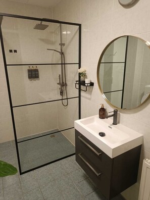 Shower, hair dryer, towels, soap - Modern Holiday Home La Playa: near the beach, with 40 degree Jacuzzi! (Bergen op Zoom)