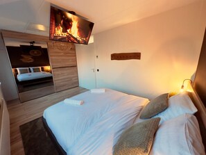 2 bedrooms, desk, iron/ironing board, WiFi - Modern Holiday Home La Playa: near the beach, with 40 degree Jacuzzi! (Bergen op Zoom)