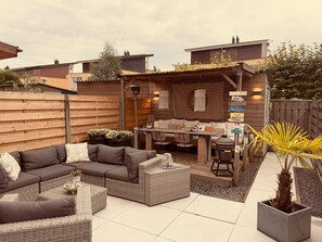 Outdoor dining - Modern Holiday Home La Playa: near the beach, with 40 degree Jacuzzi! (Bergen op Zoom)