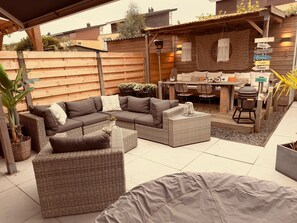 Outdoor dining - Modern Holiday Home La Playa: near the beach, with 40 degree Jacuzzi! (Bergen op Zoom)