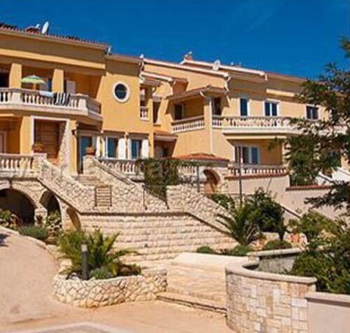 Luxurious 3-bedroom apartment near the charming GALBOKA beach, NEREZINE, LOSINJ