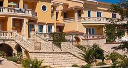 Luxurious 3-bedroom apartment near the charming GALBOKA beach, NEREZINE, LOSINJ