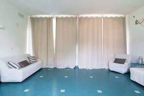 Villa Deluxe, vue piscine | Coin séjour | Télévision à écran plat de 35 pouces avec chaînes numériques
