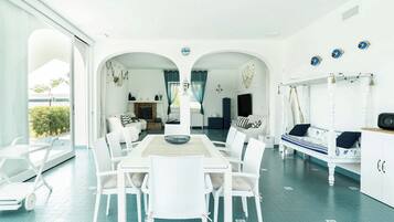 Biệt thự Deluxe, quang cảnh hồ bơi | Phòng ăn