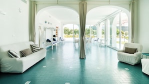 Villa – deluxe, bassengutsikt | Oppholdsområde