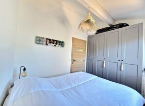 2 habitaciones, escritorio, tabla de planchar con plancha y internet