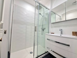 Douche, séchoir à cheveux, serviettes fournies