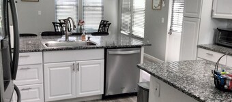 Spacious 4-bedroom home with WiFi, AC/heat, and BBQ- grill in charming Lilburn. 