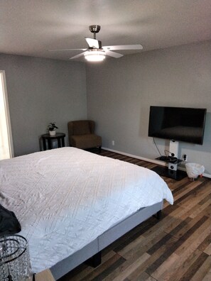 4 habitaciones, escritorio y tabla de planchar con plancha