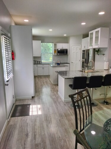 Spacious 4-bedroom home with WiFi, AC/heat, and BBQ- grill in charming Lilburn. 