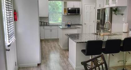 Spacious 4-bedroom home with WiFi, AC/heat, and BBQ- grill in charming Lilburn.