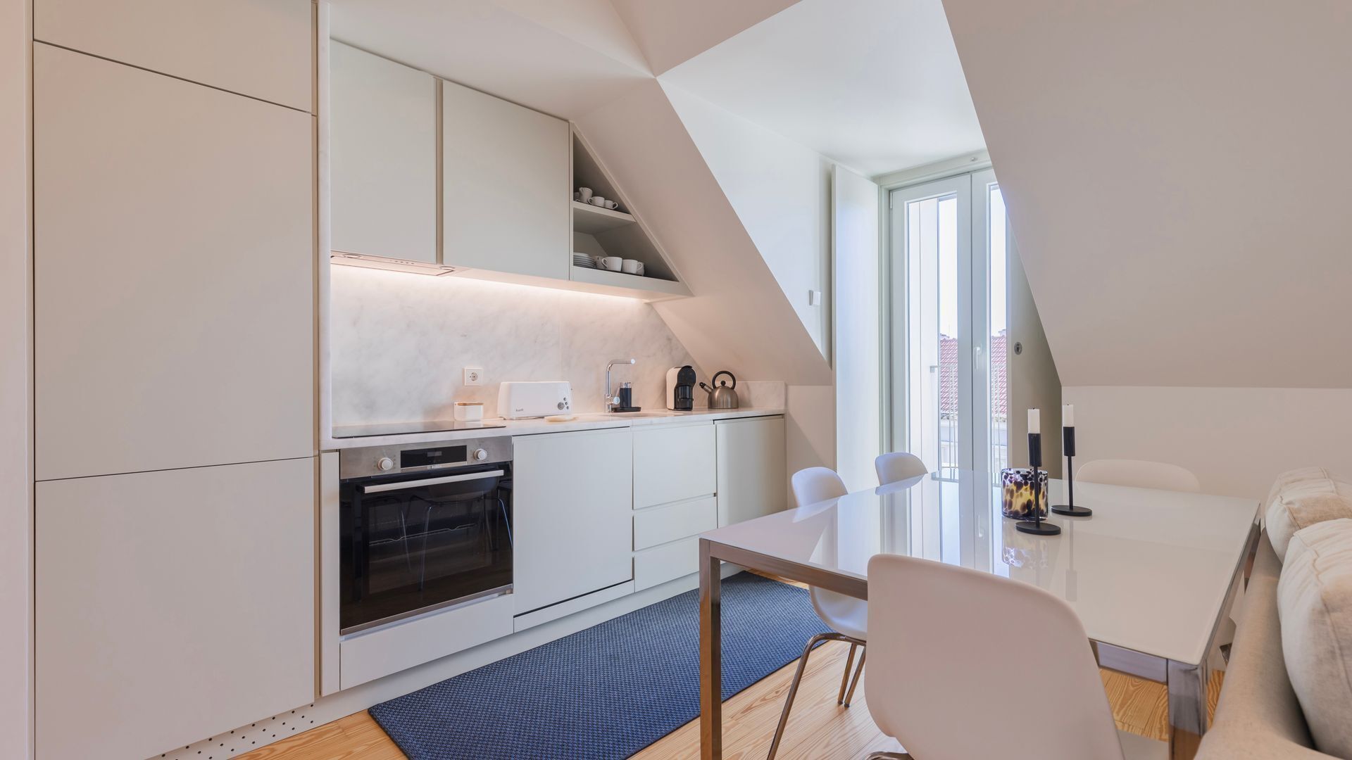 冷蔵庫、オーブン、コンロ、食器洗い機