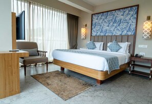 Rom – premium, 1 kingsize-seng, rullestolvennlig dusj, elveutsikt | Sengetøy av topp kvalitet, dundyner, minibar og lydisolert