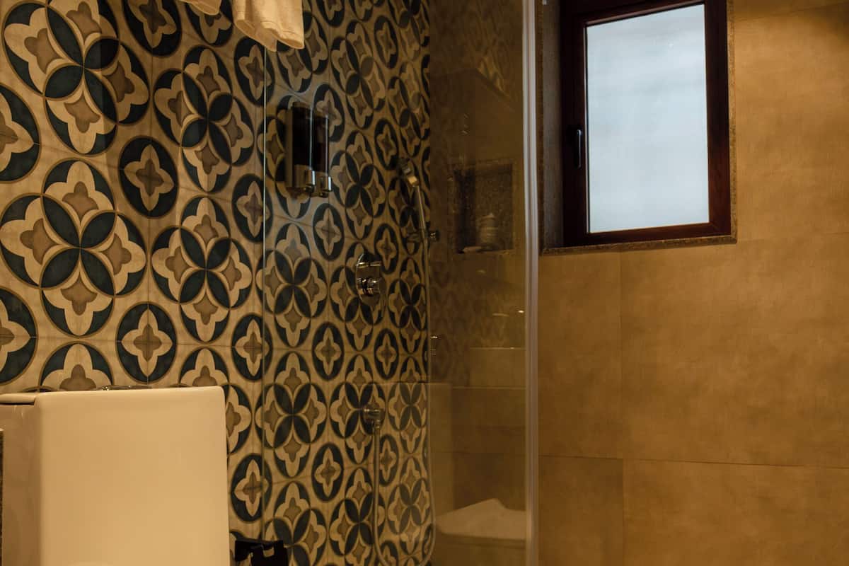 Serviettes fournies, savon, shampoing, papier toilette
