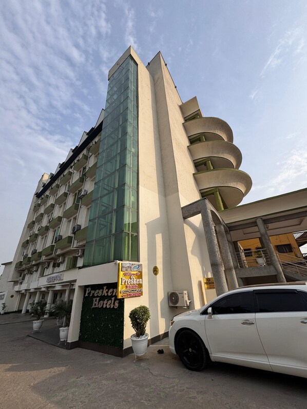 Front of property - PRESKEN HOTEL ALADE (Lagos)