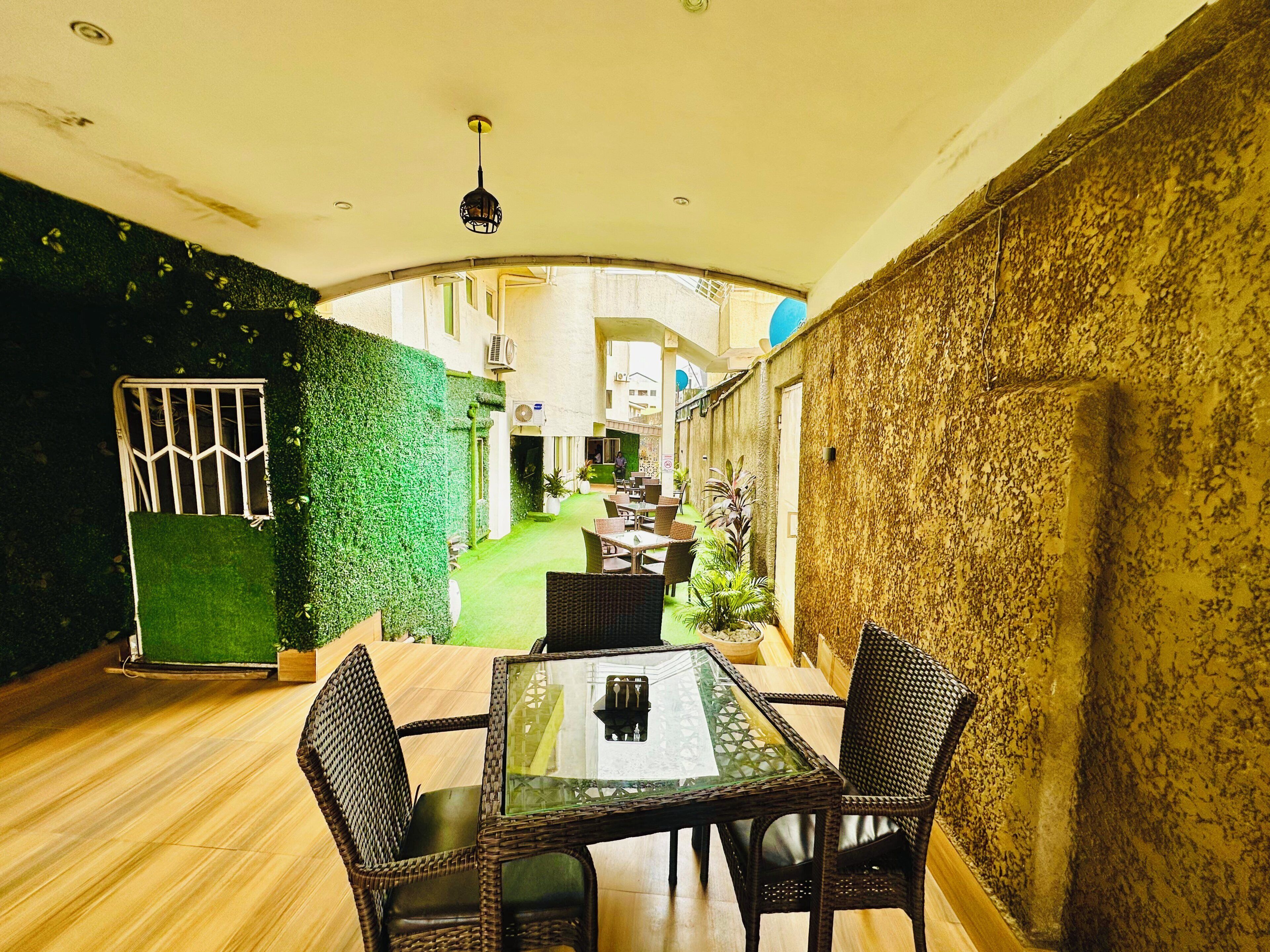 Bar en bord de piscine