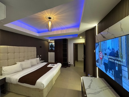 In-room safe, desk, free WiFi, bed sheets. PRESKEN HOTEL ALADE