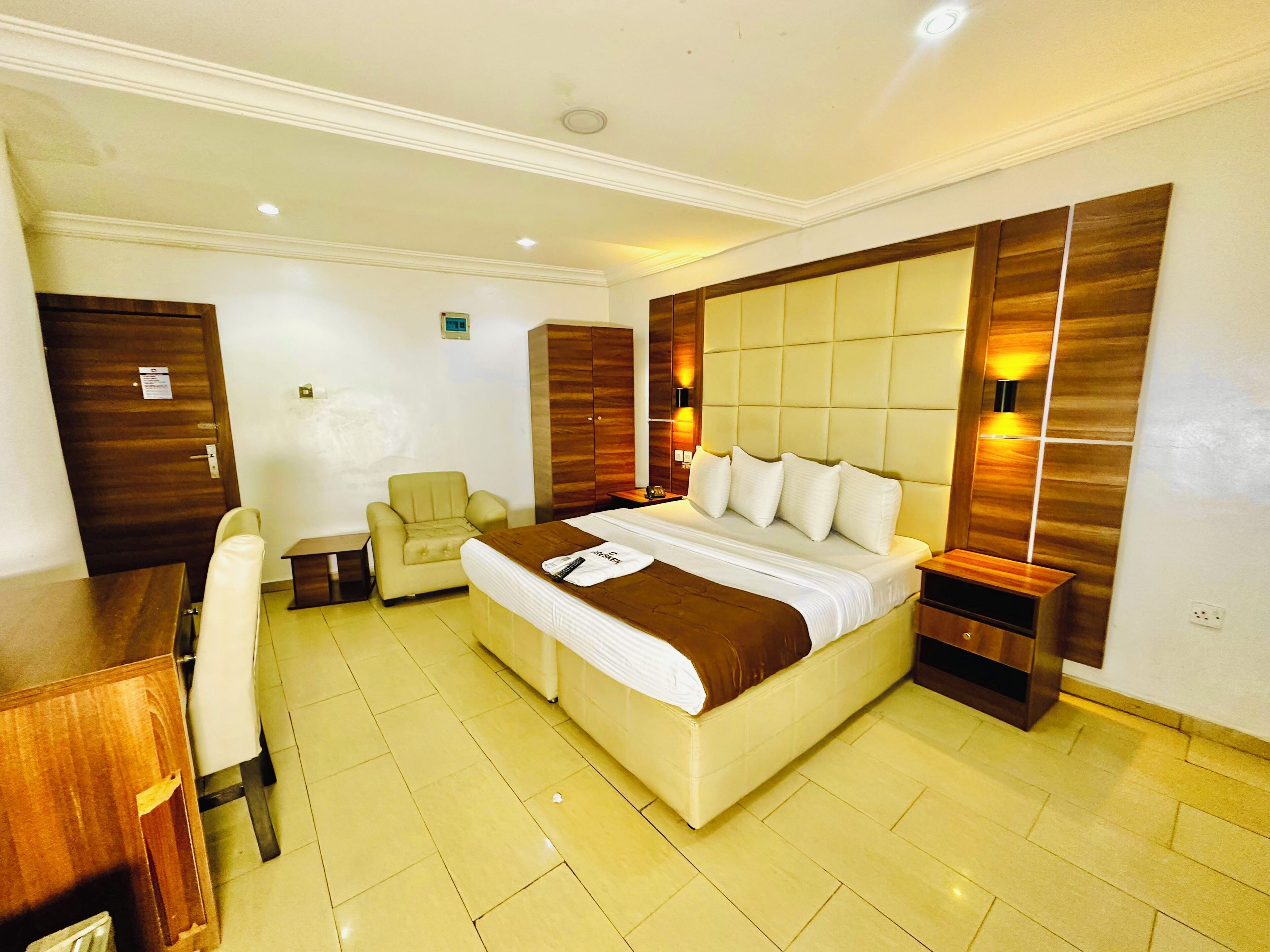 Classic Room | In-room safe, desk, WiFi (free), bed sheets