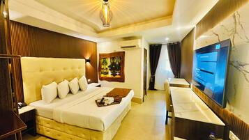 Family Room | In-room safe, desk, WiFi (free), bed sheets