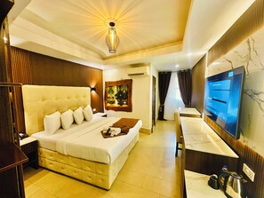 Family Room | In-room safe, desk, WiFi (free), bed sheets