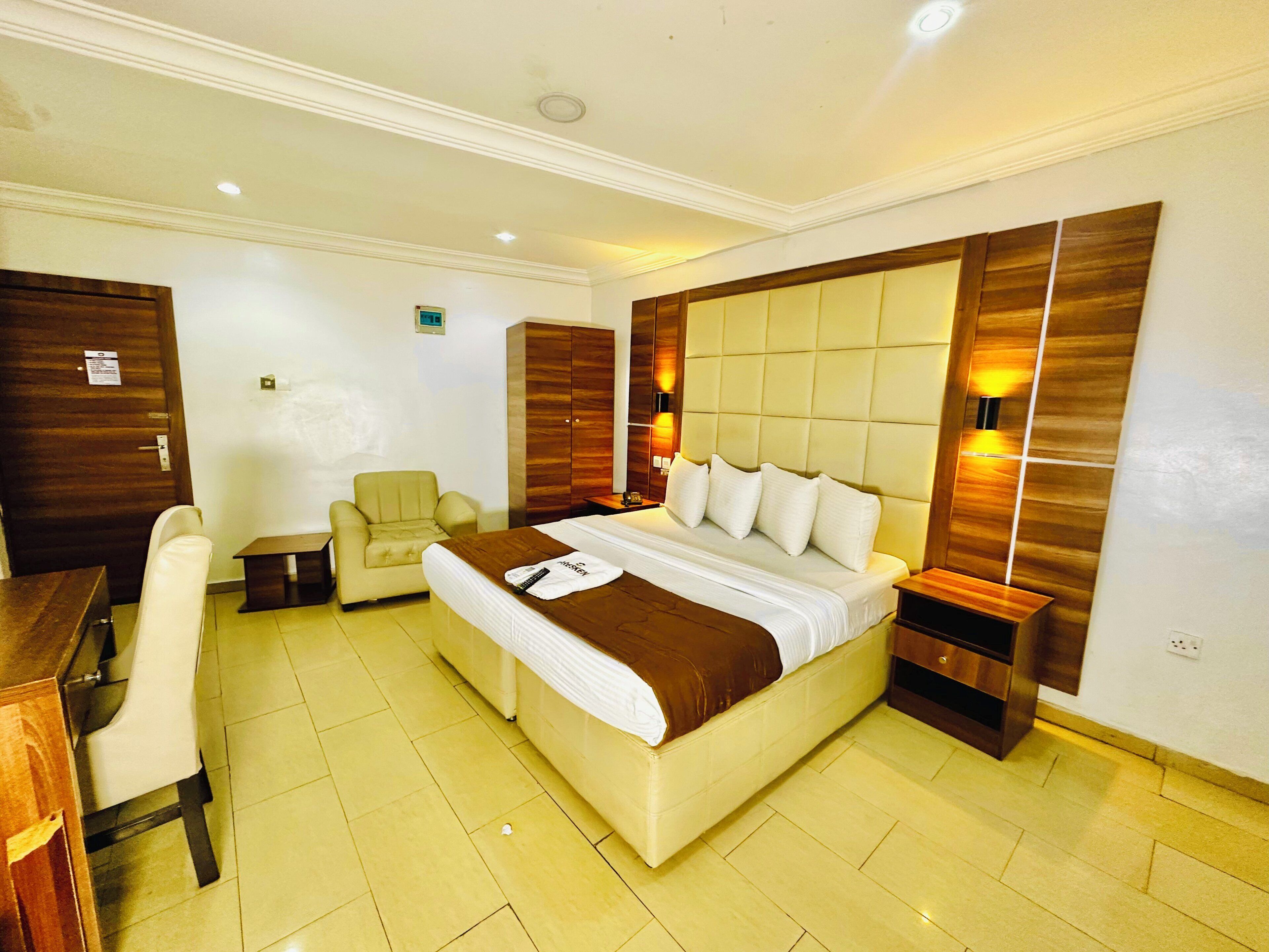Classic Room | In-room safe, desk, WiFi (free), bed sheets