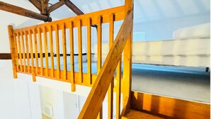 A wooden staircase with a handrail, leading to an upper floor. - Town house 10 min from Futuroscope (Migné-Auxances)