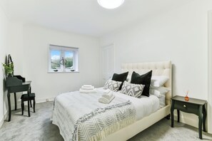 9 bedrooms, desk, iron/ironing board, travel cot