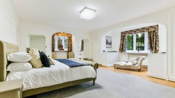 9 bedrooms, desk, iron/ironing board, travel cot