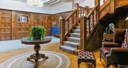 Exclusive Luxury Surrey Manor, Sleeps 18+, Private Grounds, Parking, London Link
