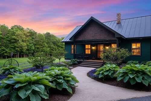 Vast Riverfront Resort - White Mountains Getaway