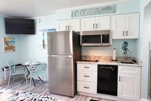 Estudio de lujo, no fumadores, vistas a la bahía | Cocina privada | Frigorífico grande, microondas, placa de cocina y lavavajillas
