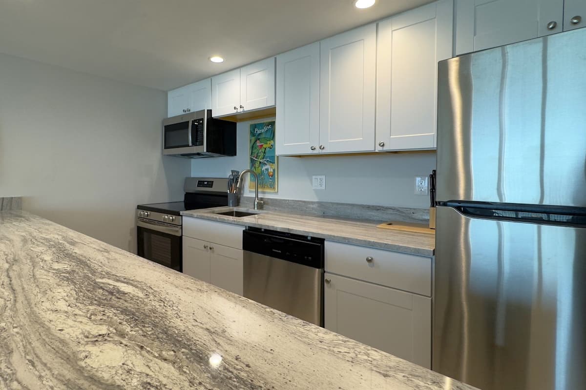Suite estudio Royal, para no fumadores, vista a la playa | Cocina privada | Refrigerador con congelador, microondas y parrilla de estufa