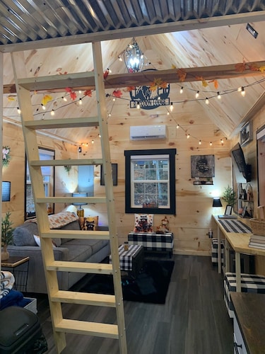 Raccoon Lodge at Coops Creek Cabins