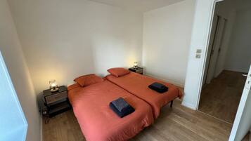 2 habitaciones, tabla de planchar con plancha, wifi y ropa de cama