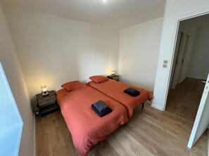 2 habitaciones, tabla de planchar con plancha, wifi y ropa de cama 