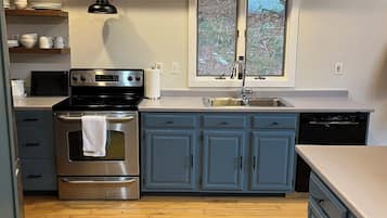 Kylskåp, mikrovågsugn, ugn och spishäll