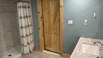 Douche, serviettes fournies, savon, shampoing