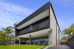 Room - Luxico Urban Hideaway (Pet Friendly) (Broadbeach Waters)