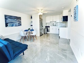 Living area - Spacious 2-zones Cottage 5BR/3BA, close to Siesta Key (Sarasota)