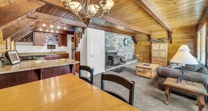 Welcoming, quaint A-frame cabin with WiFi in charming Brian Head