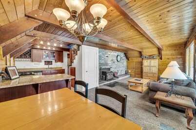 Welcoming, quaint A-frame cabin with WiFi in charming Brian Head