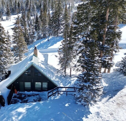 Welcoming, quaint A-frame cabin with WiFi in charming Brian Head