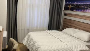 Kamar Double Klasik | Meja kerja, ruang kerja ramah laptop, dan Wi-Fi gratis