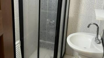 Pancuran mandi, kelengkapan dandanan diri percuma, pengering rambut