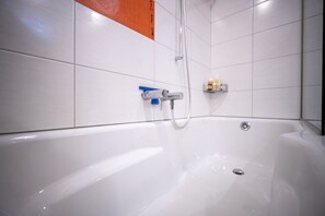 Een douche, handdoeken