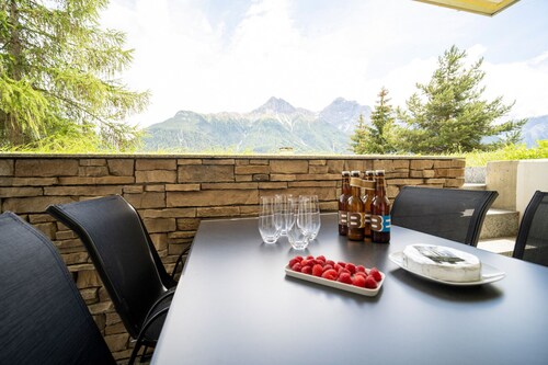 Costa Dad Archas Taverna Parterre: Modern 3.5-room flat in Sent