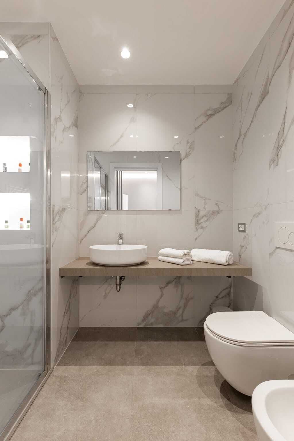 Regadera, secadora de cabello, bidet, toallas 